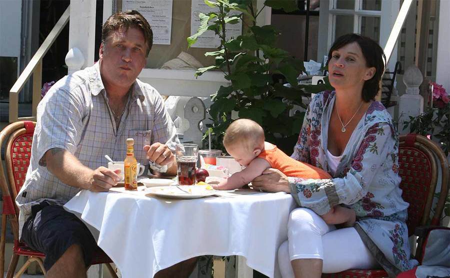 Daniel Baldwin with his wife and daughter having lunch in 2008