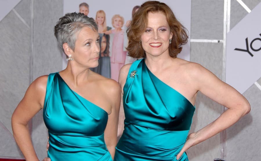 Jamie Lee Curtis and Sigourney Weaver on the red carpet wearing the same dress