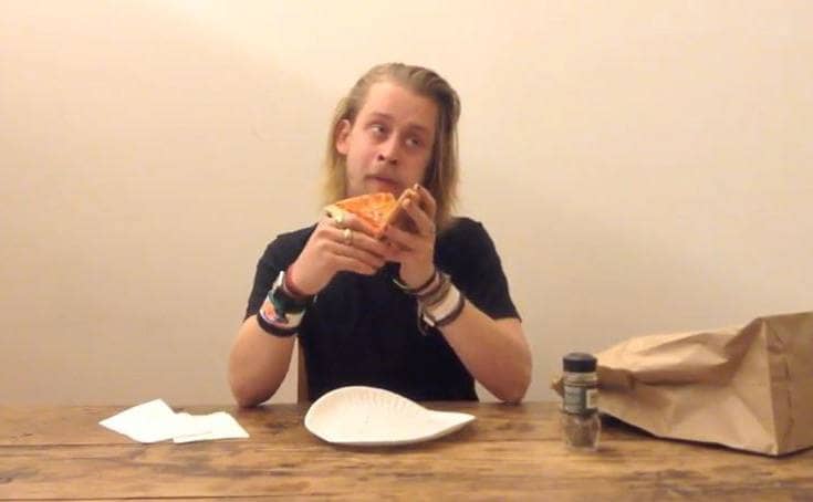 Macaulay Culkin en el video tributo a Andy Warhol comiendo pizza