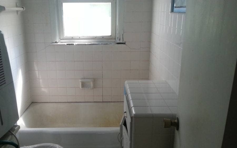 Bathroom with a window closed showing molds
