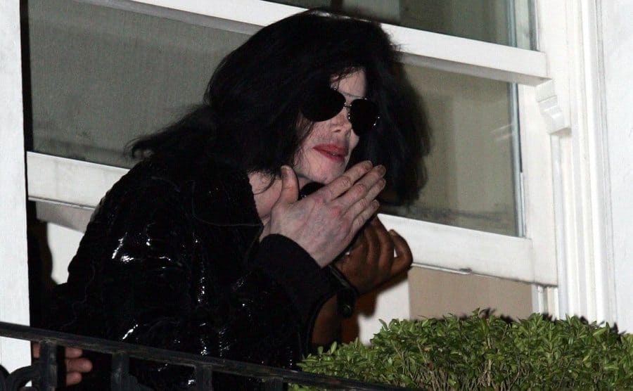  Michael Jackson en el balcón de su cuarto de hotel