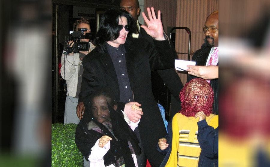 Michael Jackson en una salida con Paris y Prince y sus caras cubiertas