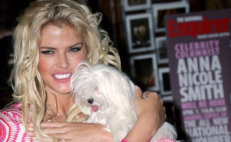Anna Nicole Smith posing with her dog 