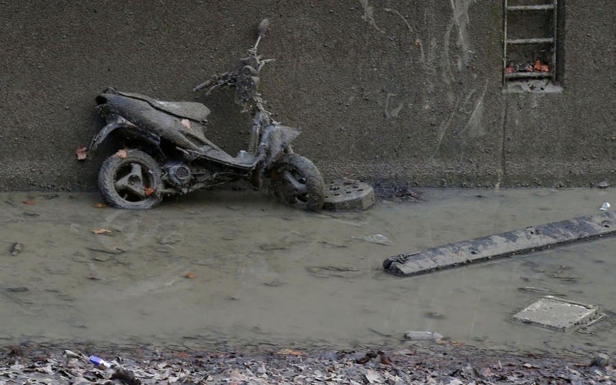 motorcycle en el canal drenado