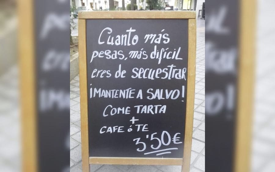 Letrero que lee: Cuanto más pesas, más difícil eres de secuestrar ¡Mantente a Salvo! Come tarta + Café o té 3,50 Euros