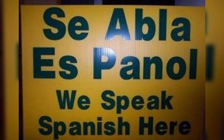 Letrero que lee: Se abla es panol…We speak Spanish here