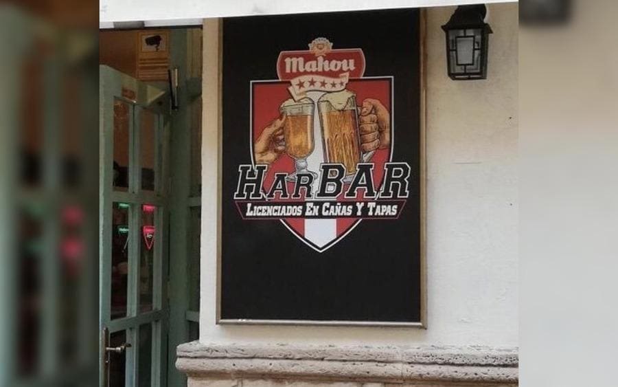 Letrero de bar que lee: HarBar, Licenciados en Cañas y Tapas