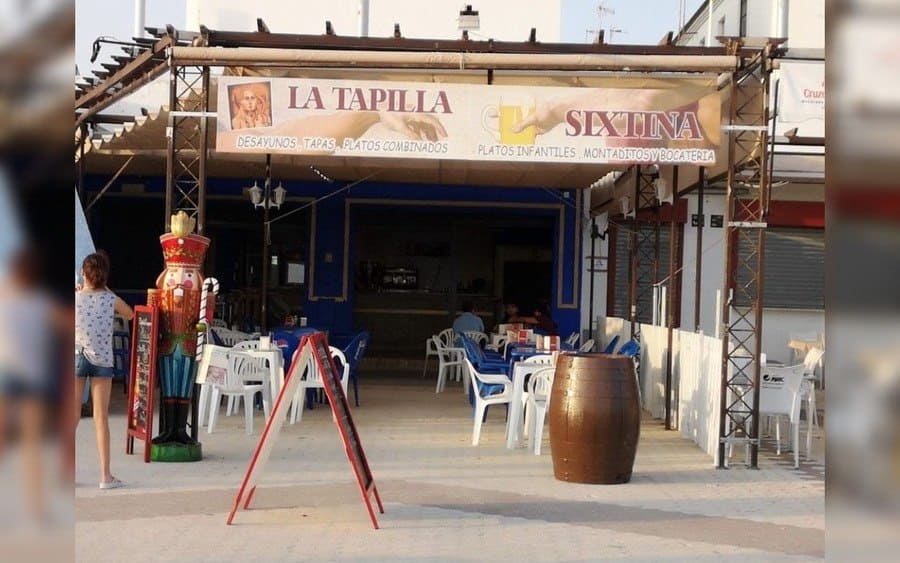 Letrero de restaurante llamado La Tapilla Sixtina