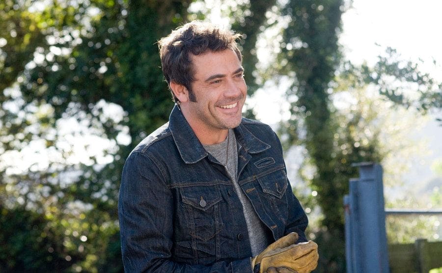 Jeffrey Dean Morgan with gardening gloves on in a scene from PS I love you 