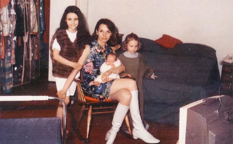 Julia Louis-Dreyfus with her mother and sisters in the living room when she was younger 