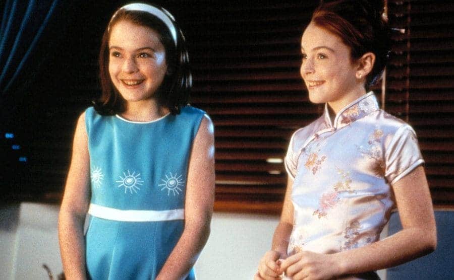 Lindsay Lohan as Hallie and Annie, standing next to herself, in a scene from The Parent Trap 