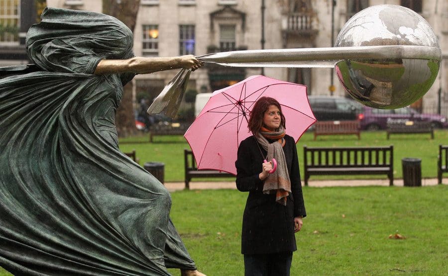 Una mujer contempla la escultura “La fuerza de la naturaleza”, por el artista contemporáneo Lorenzo Quinn