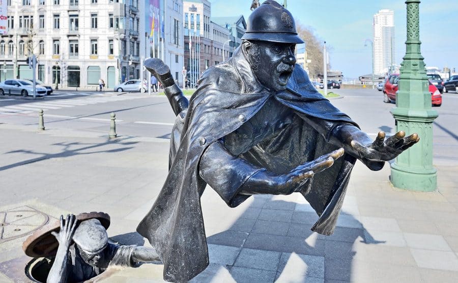 De Vaartkapoen, una estatua belga de un policía que se desploma