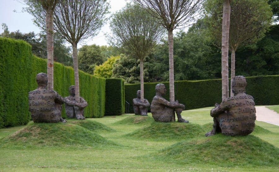 “Heart of Trees”, esculturas de hombres con los brazos y las piernas enrollados alrededor de un tronco de árbol.