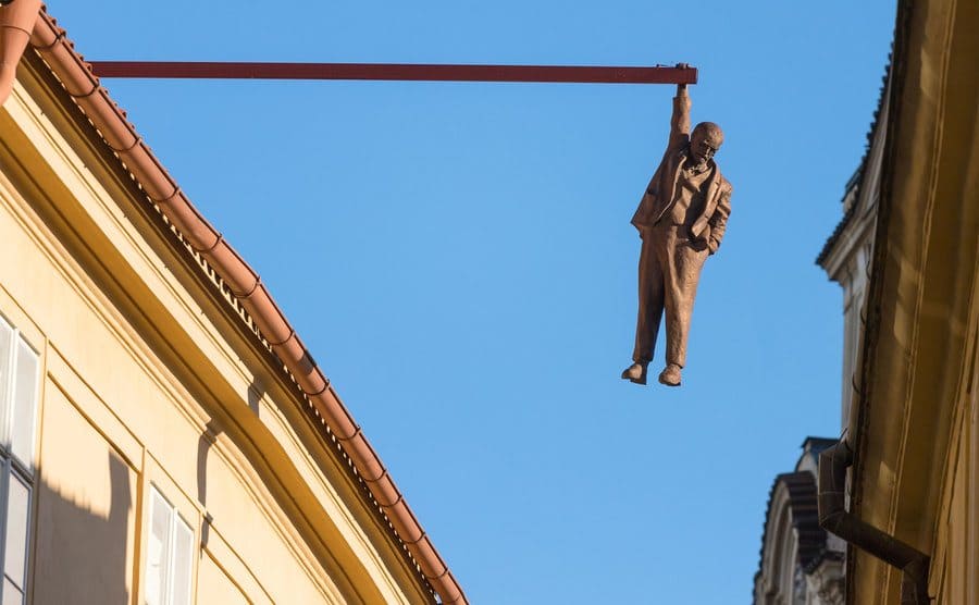 “The Man Hanging out”, escultura de Sigmund Freud colgando de la barra de un edificio, en Praga 
