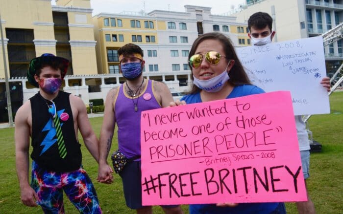 Seguidores de la cantante Britney Spears asisten a la concentración #FreeBritney con pancartas