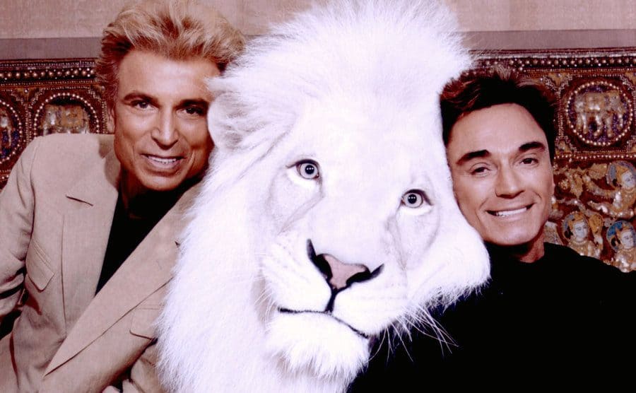 Siegfried and Roy pose with Pride, a white lion.