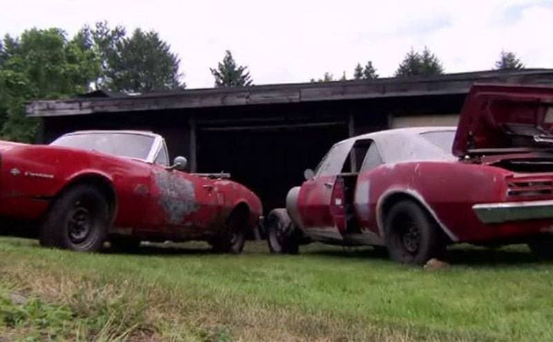 The Firebirds parked outside the barn they were “found in”. 