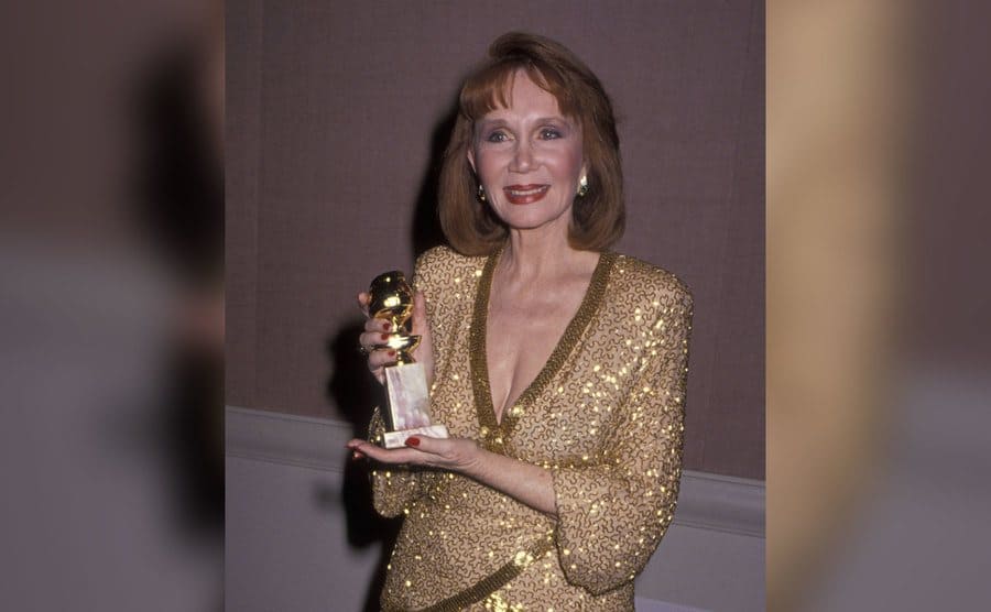 Katherine Helmond holds up her Golden Globe award. 