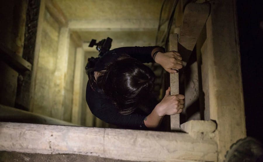 An investigator goes down the tunnel El Chapo used to escape.