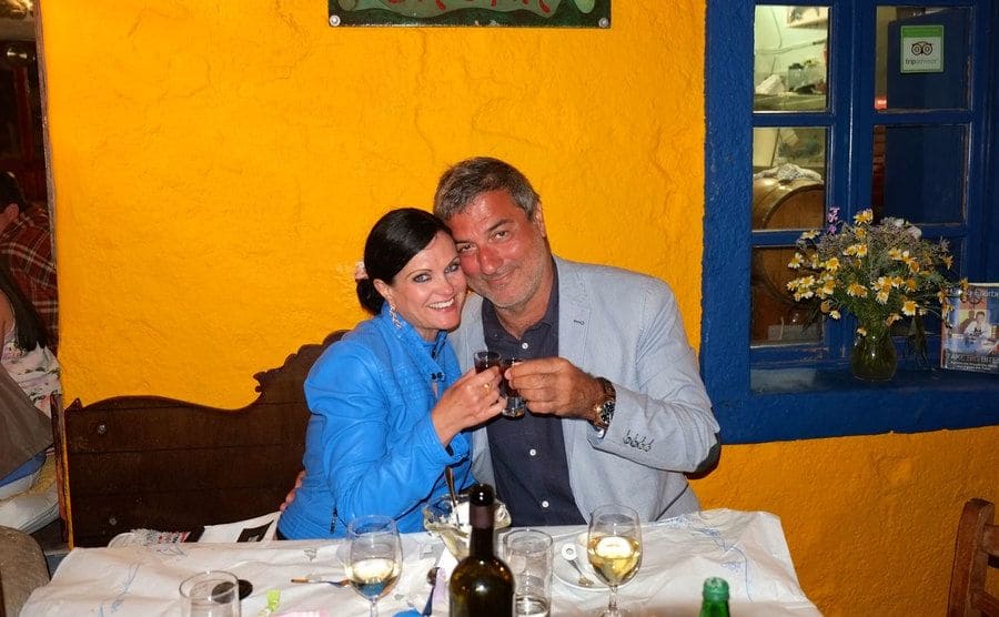 Paolo Macchiarini and Benita Alexander sit at a restaurant. 