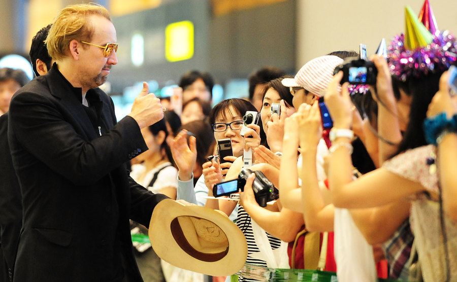 Nicolas Cage signs autographs in Japan.