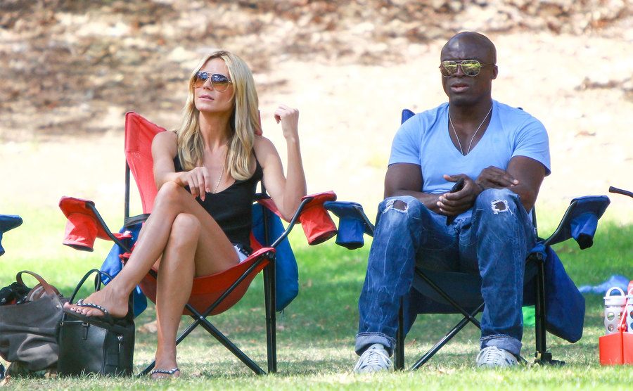 Heidi Klum and Seal are sitting in the park. 