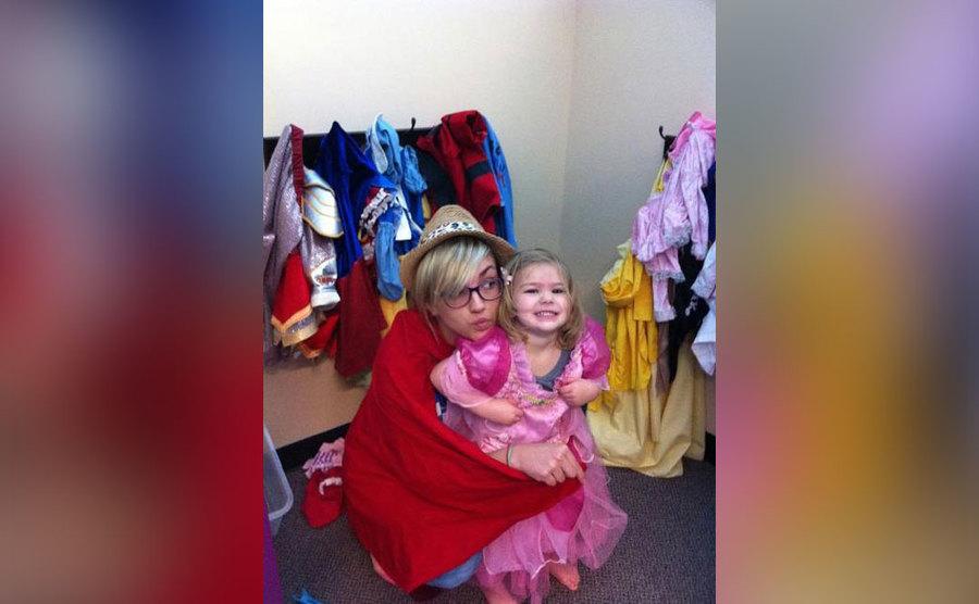 Jamie Lynn plays dress-up with her daughter Maddie 