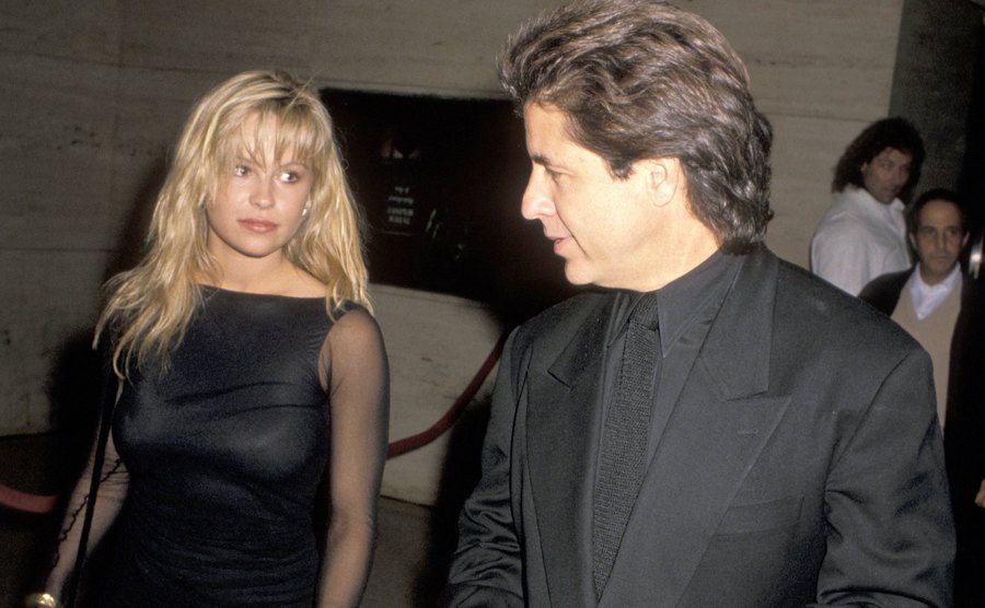 Pamela Anderson in einem schwarzen Kleid und Jon Peters in einem schwarzen Smoking bei einer Filmpremiere
