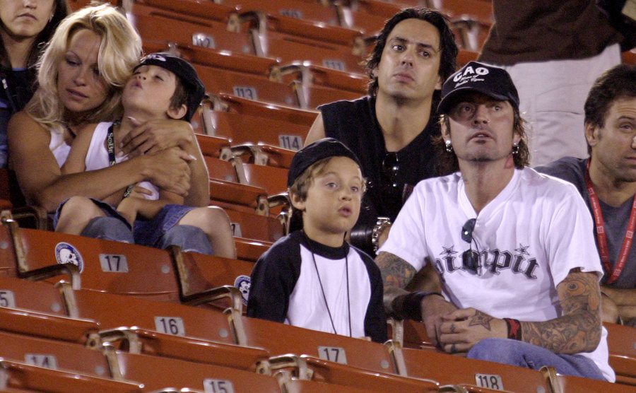 Pamela Anderson und Tommy Lee mit ihren Söhnen Brandon Thomas und Dylan Jagger im Stadion bei den X-Games 