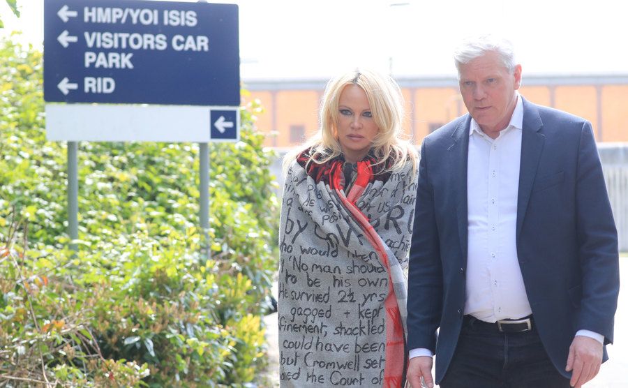 Pamela Anderson und Kristinn Hrafnsson verlassen das Gefängnis 