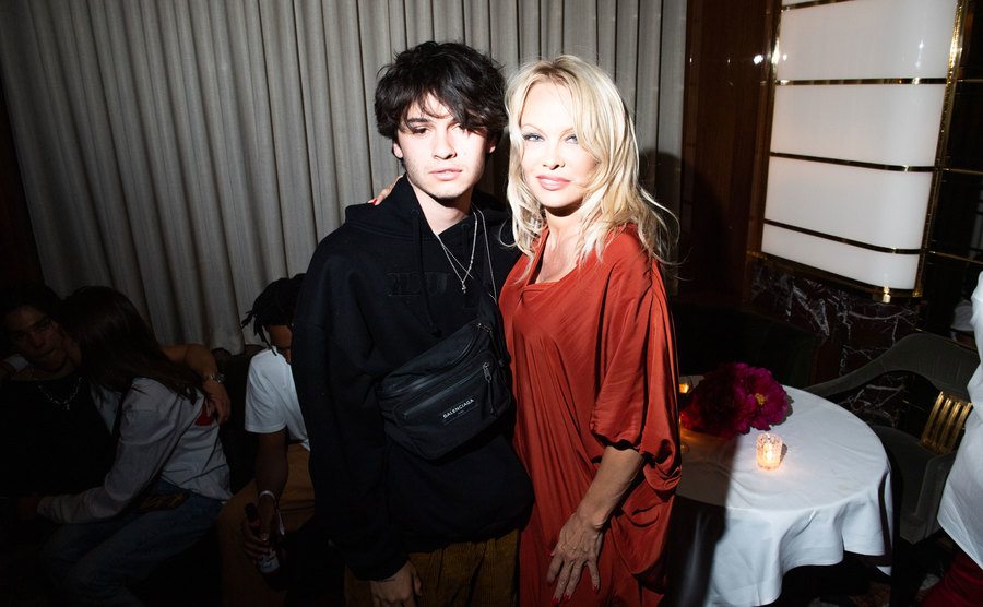 Dylan Lee und Pamela Anderson posieren zusammen auf einer Party 