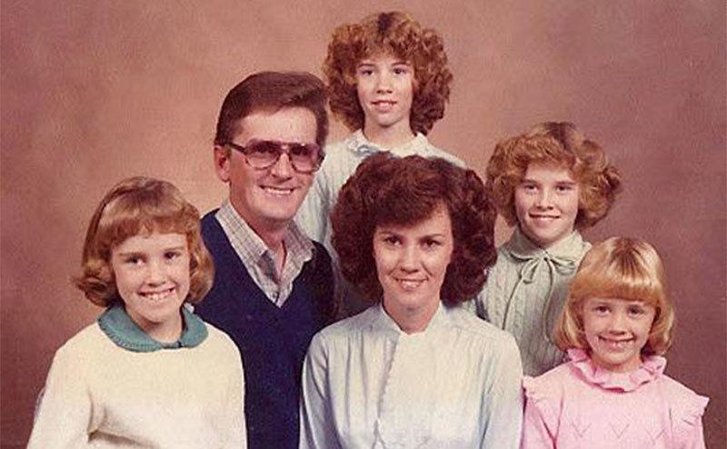 Jenny McCarthy mit ihren Schwestern und Eltern auf einem Familienfoto 