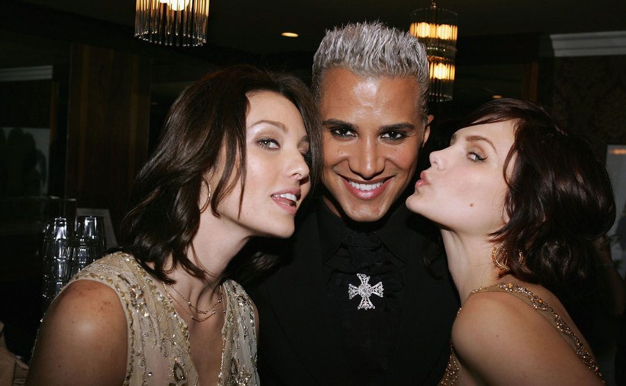 Models pose with Jay Manuel at the show’s finale.