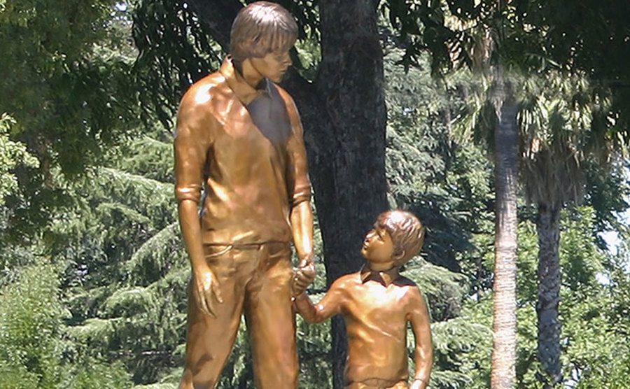 A picture of the memorial statue.