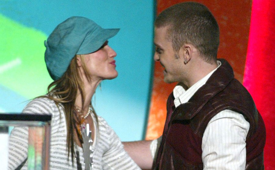 Diaz kisses Timberlake on stage.
