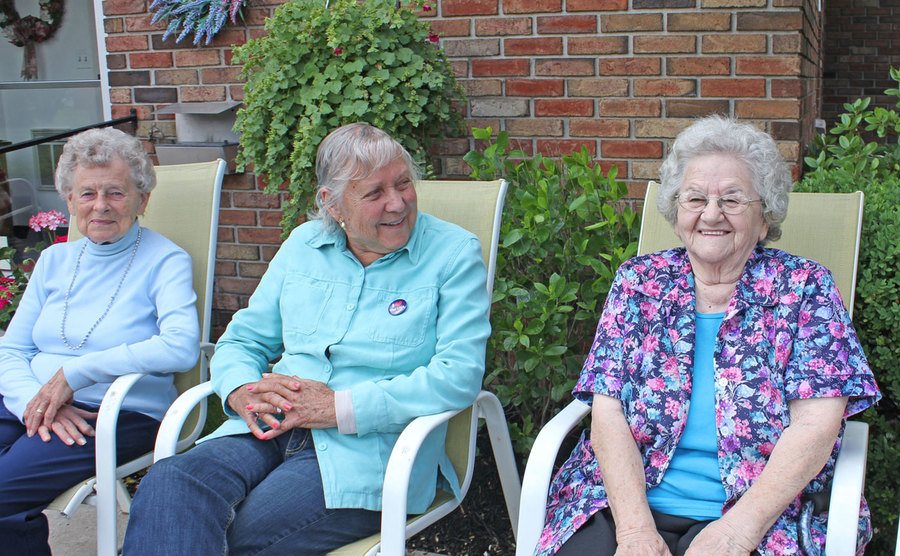 A picture of the elderly sitting outdoors at Alpine Manor.