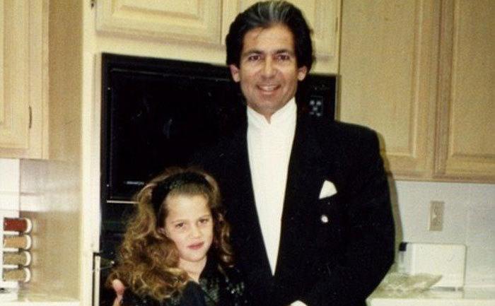 Robert Sr. takes a picture with a young Khloe. 