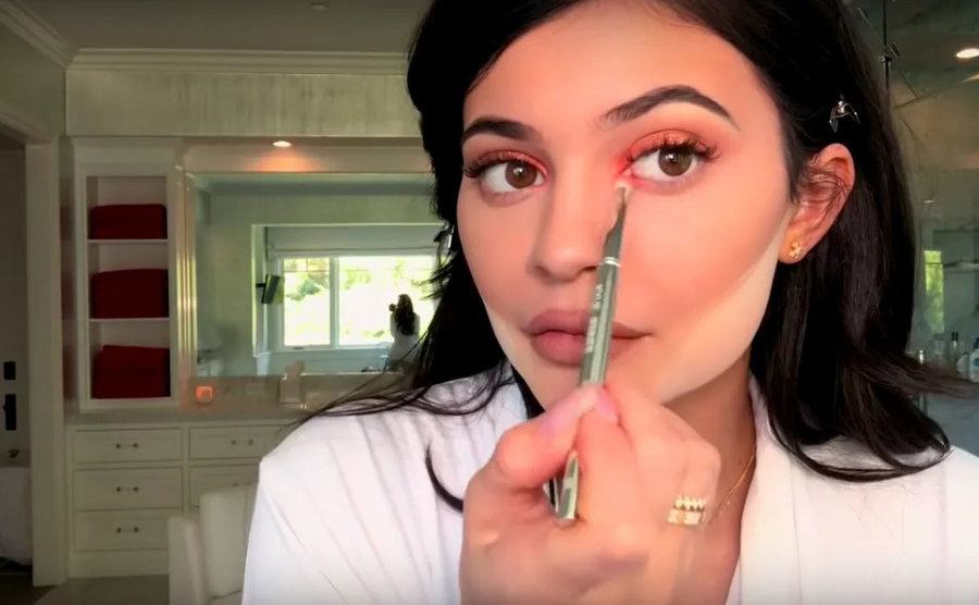 Kylie is doing her own makeup at home. 