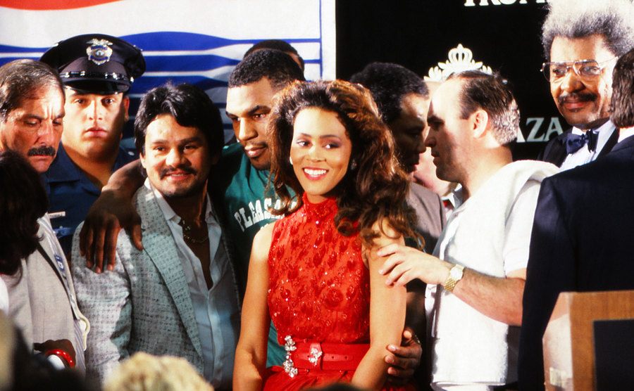 A picture of Roberto Duran, Mike Tyson, Robin Givens, Kevin Rooney, and Don King at a press conference at the time.