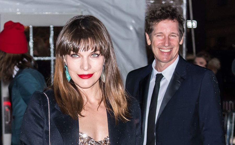 A picture of Jovovich and Anderson during an event.