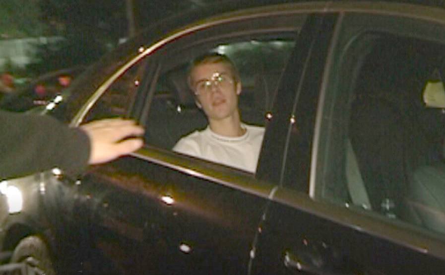 A fan tries to touch Justin Bieber’s window car.