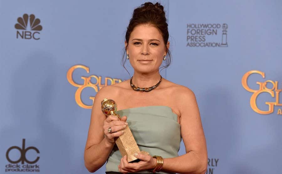 Maura Tierney poses with her Golden Globe award. 