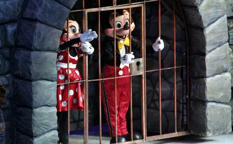 Mickie and Minnie mouse are locked in a cell. 