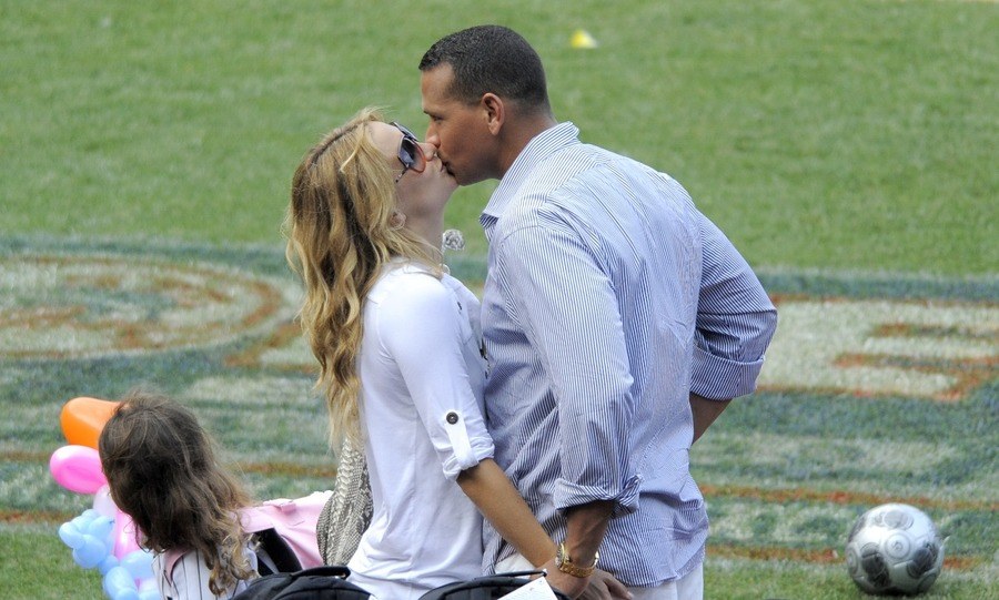 Alex Rodriguez and actress Kate Hudson kiss